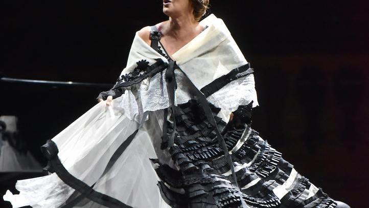 Lella Costa tra “le traviate” e l’intelligenza del cuore