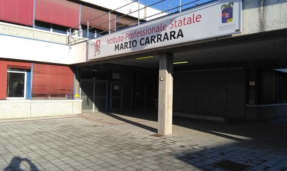 In tanti ieri alla camera ardente la mamma disperata sulla bara