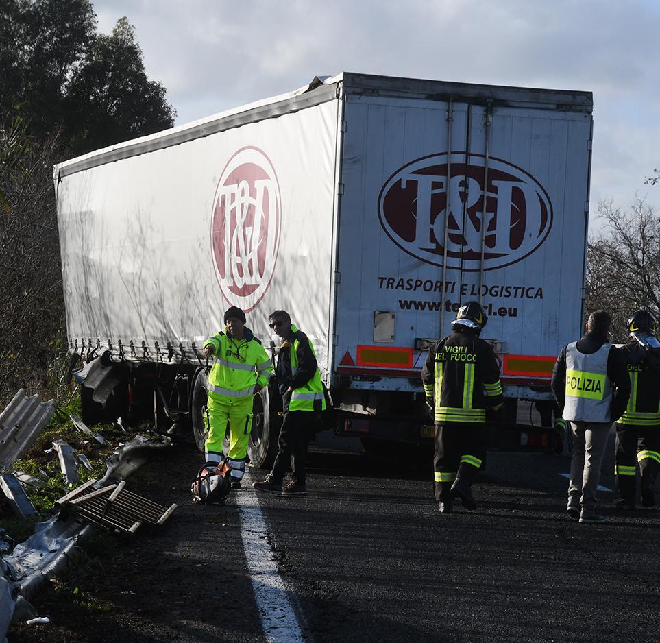Tir finisce in cunetta sulla 131 Traffico in tilt per alcune ore