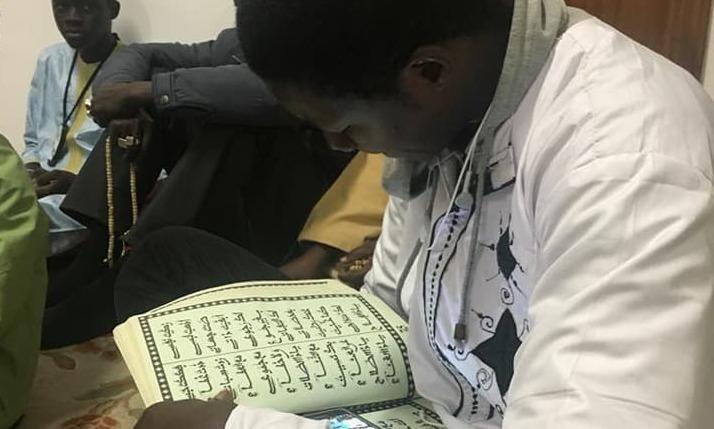 Immigrati musulmani in preghiera 