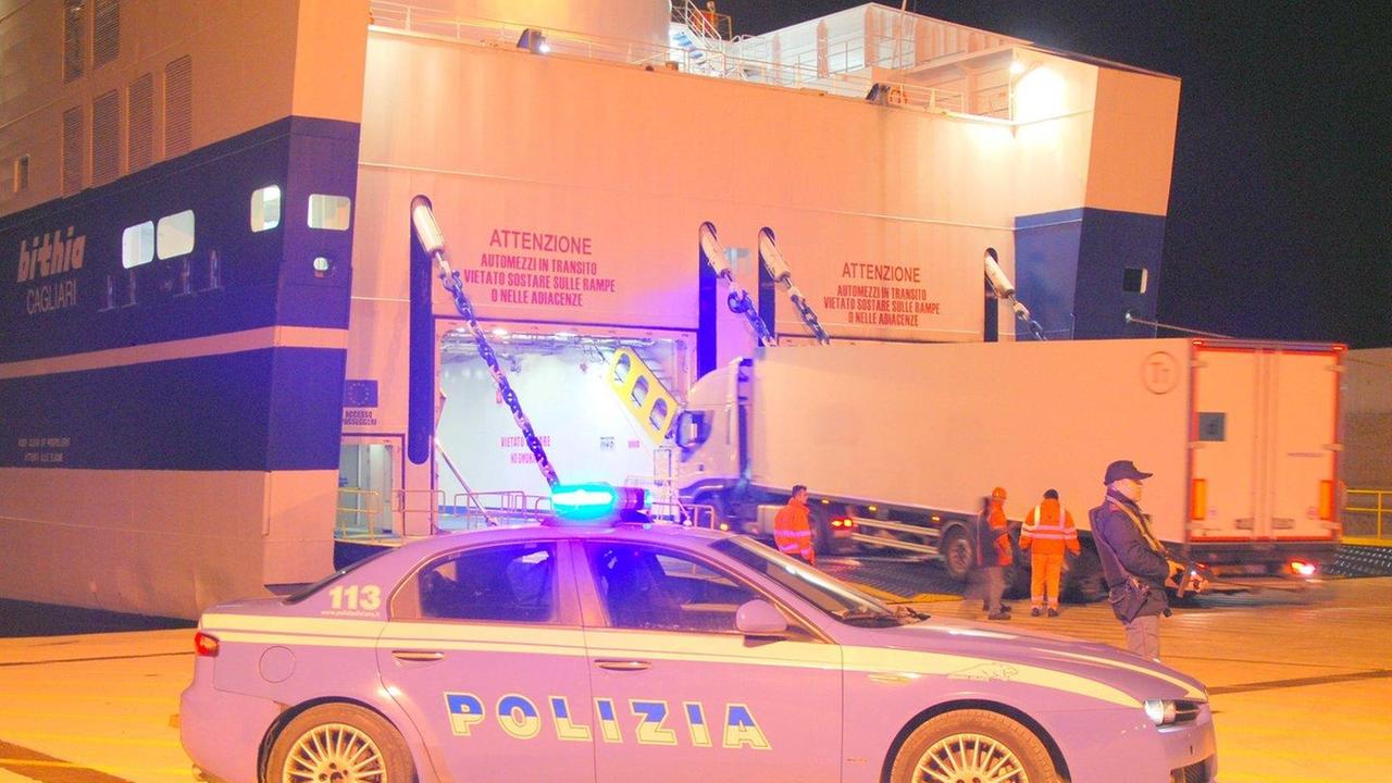 Le luci dei vigili del fuoco per far ormeggiare la nave