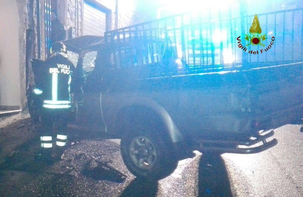 Il pick up andato a sbattere contro un'abitazione a Fonni