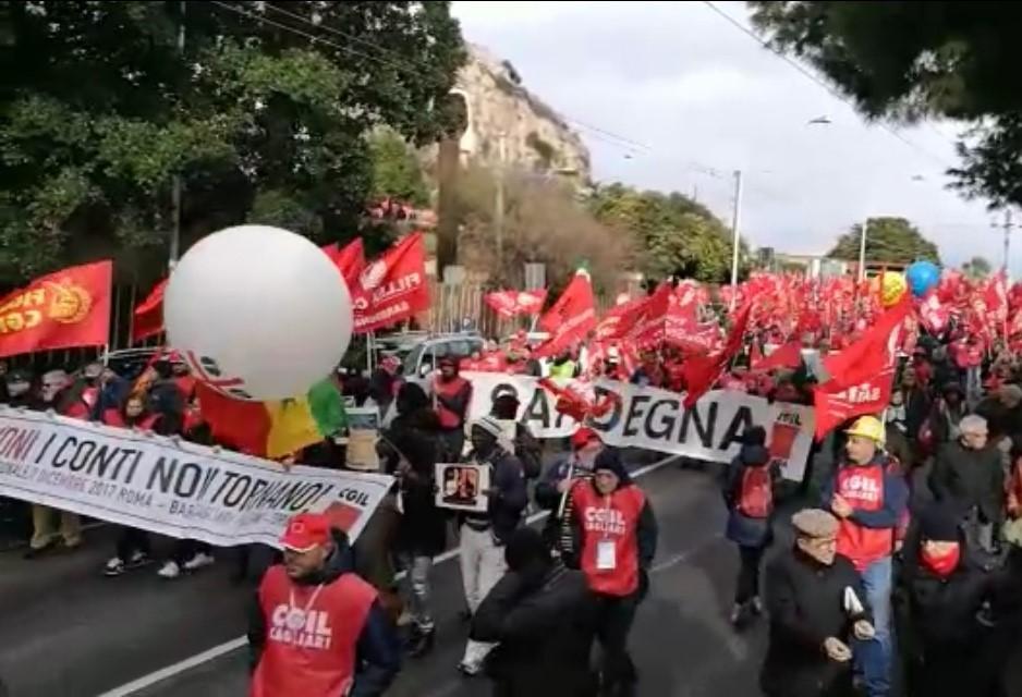 La manifestazione Cgil a Cagliari (foto Mario Rosas)
