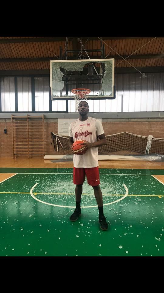 Reynolds distrugge un tabellone in allenamento