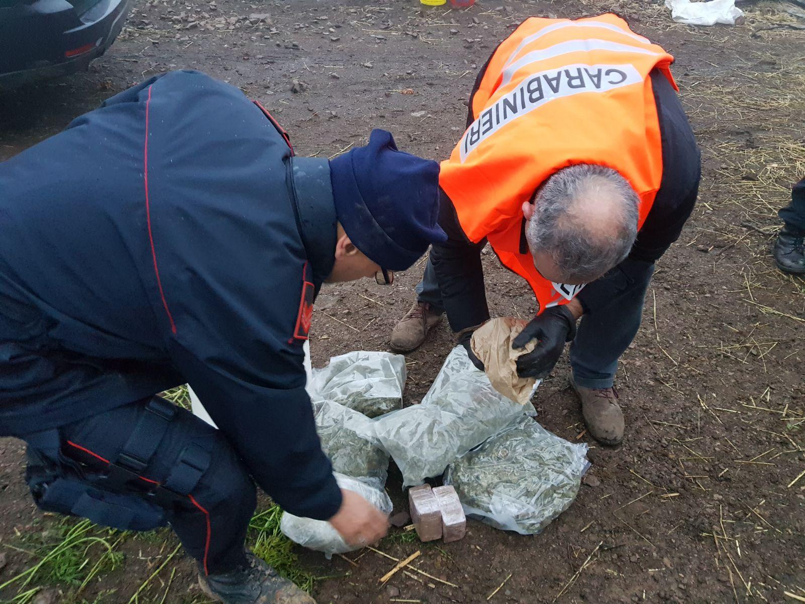 In casa un fucile rubato e quasi 7 chili di droga: allevatore arrestato