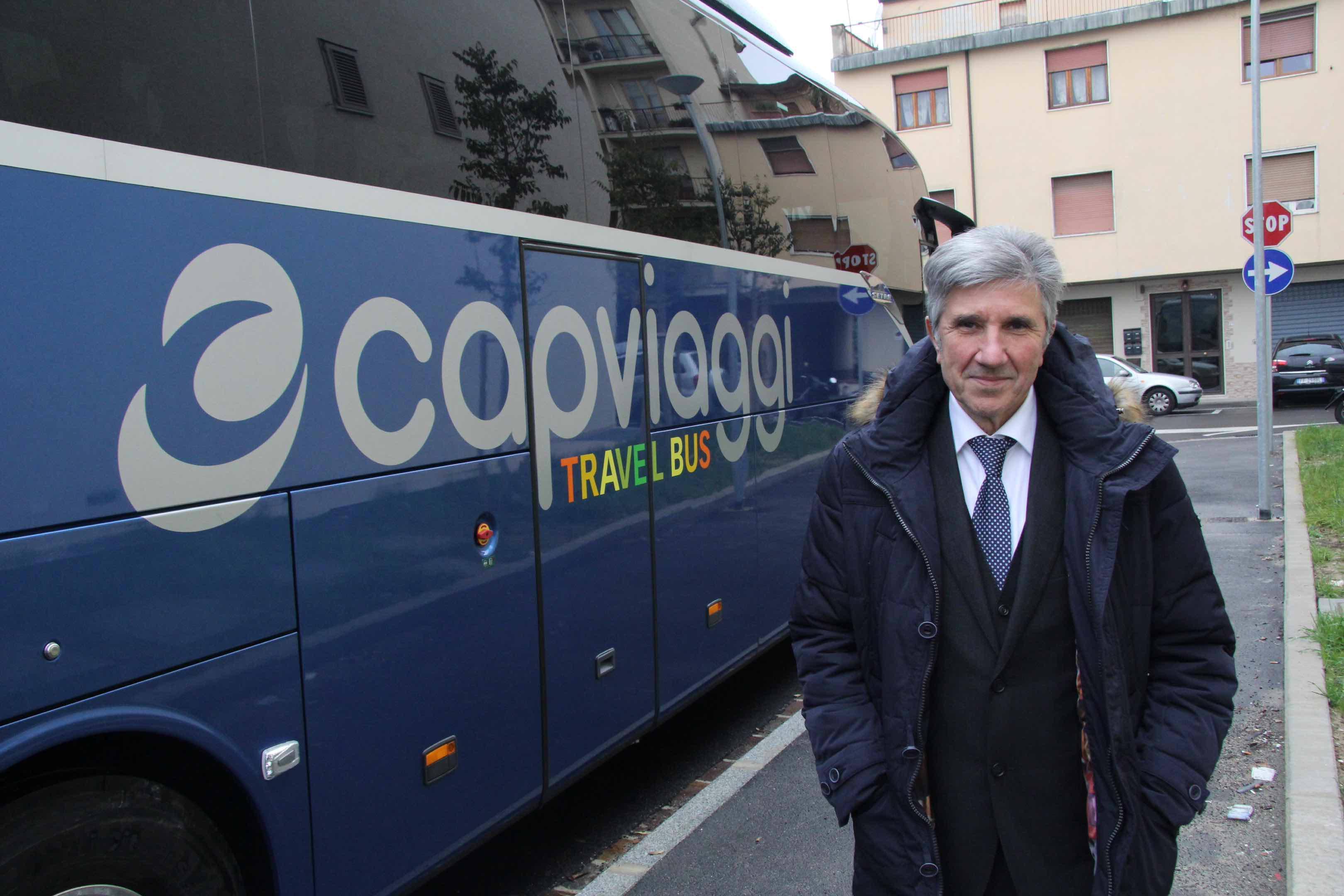 Il presidente Giuseppe Gori accanto a un bus di Cap Viaggi