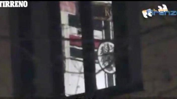 Dalla finestra della caserma si intravede la bandiera neonazista (Fotogramma dal video di "Il sito di Firenze)