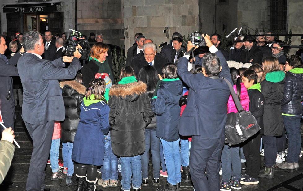 Solo il coro dei Grilli cantanti scalda la piazza 