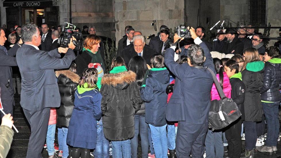Solo il coro dei Grilli cantanti scalda la piazza