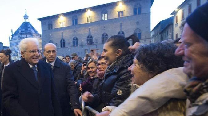 L’albero di Natale illumina Mattarella