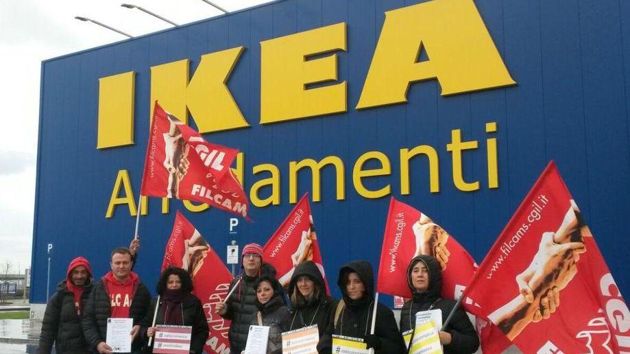 Presidio a Ikea contro il licenziamento