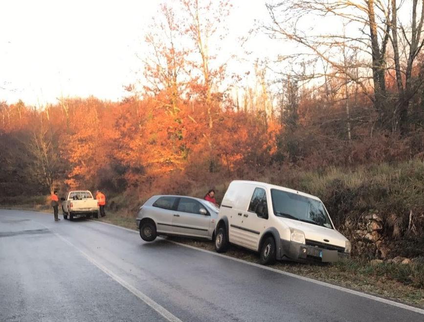 Lastre di ghiaccio sulla strada Carambola per sei veicoli 