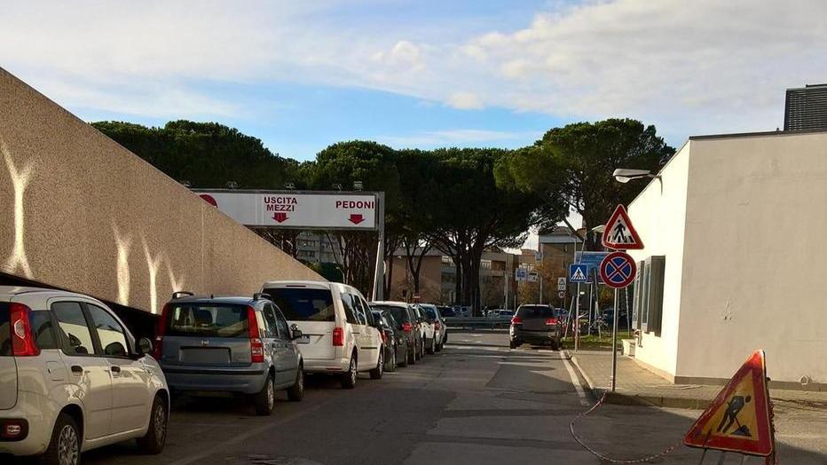 Parcheggio selvaggio all'ospedale: intralcio per le ambulanze