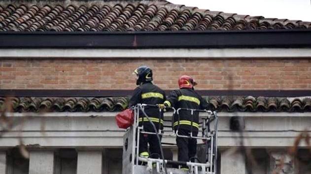 Cadono tegole dal tetto delle Poste