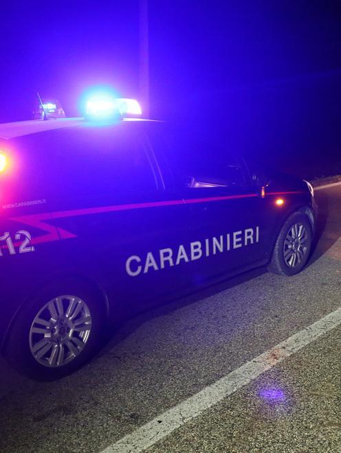 Giovane incappucciato tenta di rubare dentro una casa