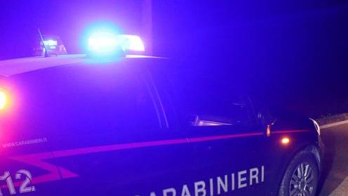 Giovane incappucciato tenta di rubare dentro una casa