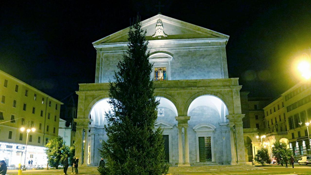 In piazza Grande è arrivato l’albero di Natale