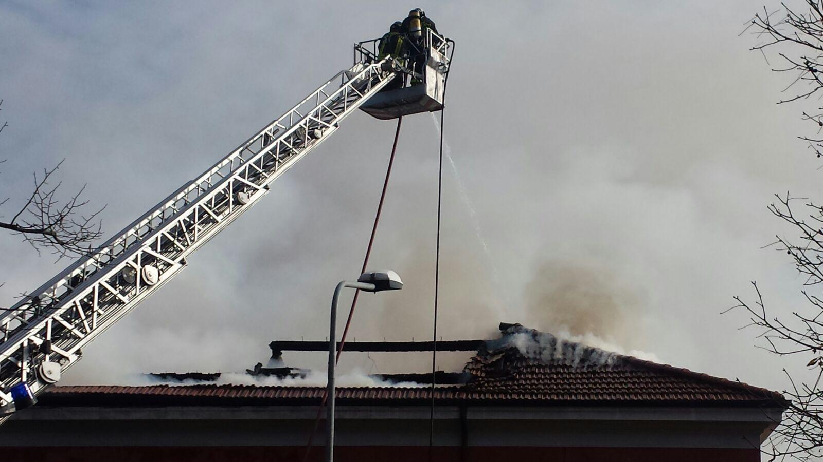Bagnolo, incendio alla stazione ferroviaria, crolla il tetto 