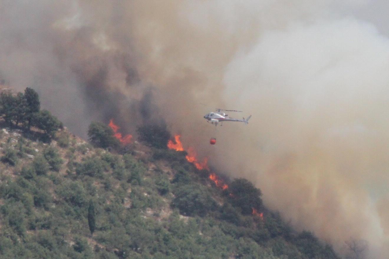 Un elicottero dei Vigili del fuoco intervenuto in un incendio della scorsa estate in Calvana