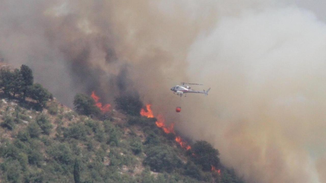Un elicottero dei Vigili del fuoco intervenuto in un incendio della scorsa estate in Calvana