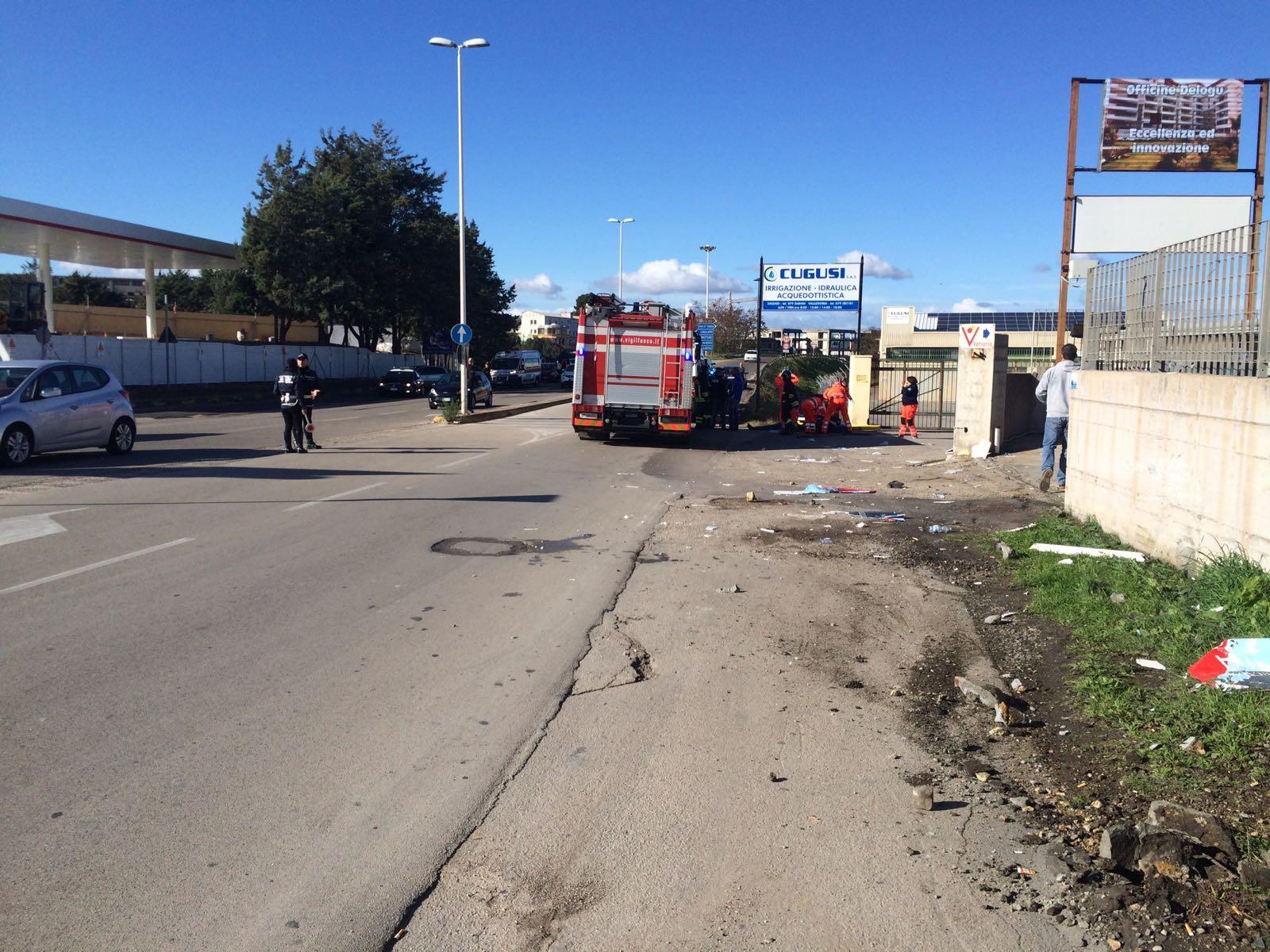 Vigili del fuoco alla fermata del bus dove è avvenuto l'incidente stradale