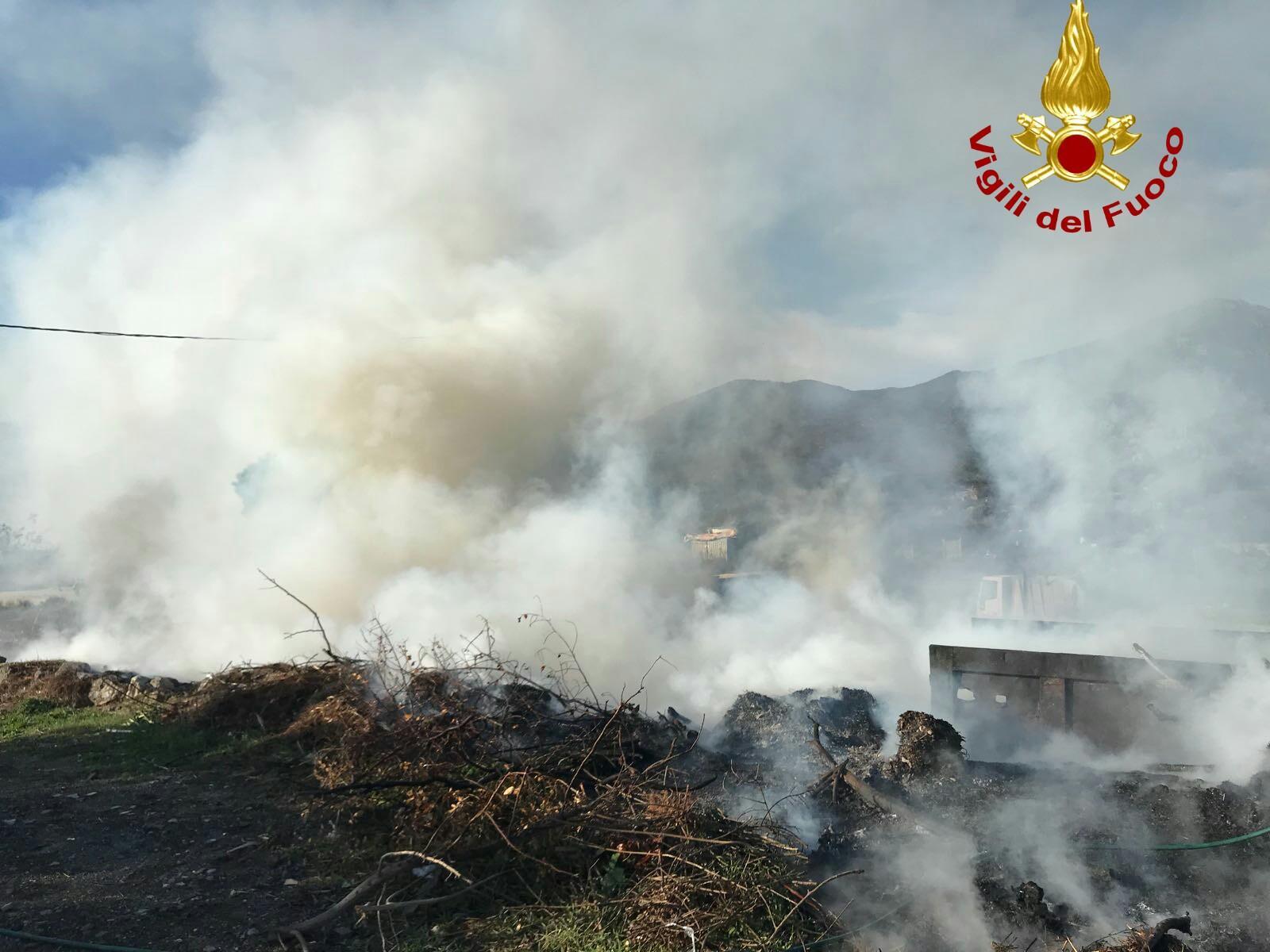 Capraia, incendio di sterpaglie vicino alla discarica 