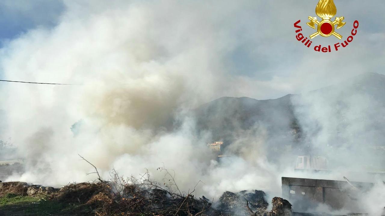 Capraia, incendio di sterpaglie vicino alla discarica
