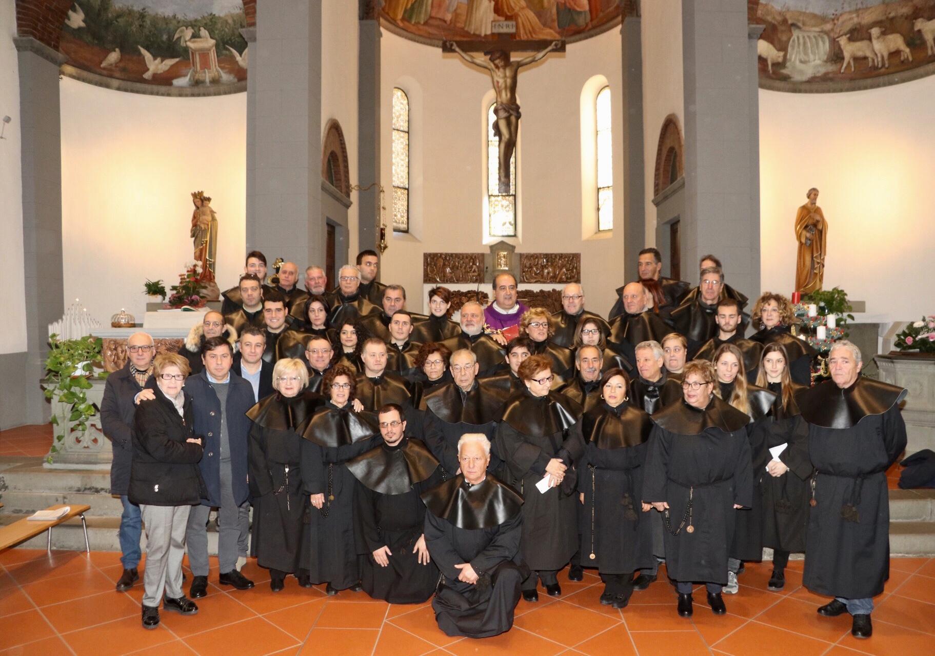 Foto di gruppo per le nuove vestizioni alla Misericordia di Mezzana