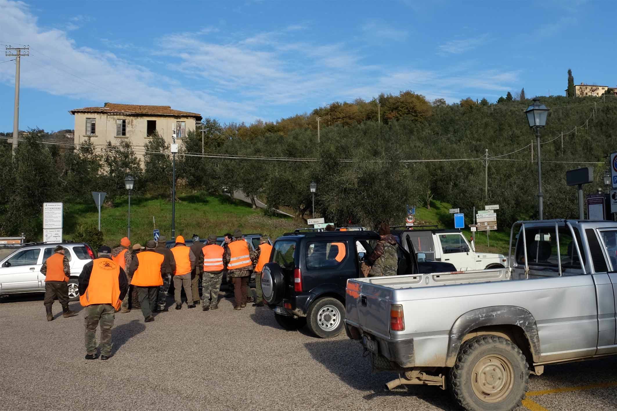 I compagni del cacciatore ferito (Foto Agenzia Carlo Sestini)