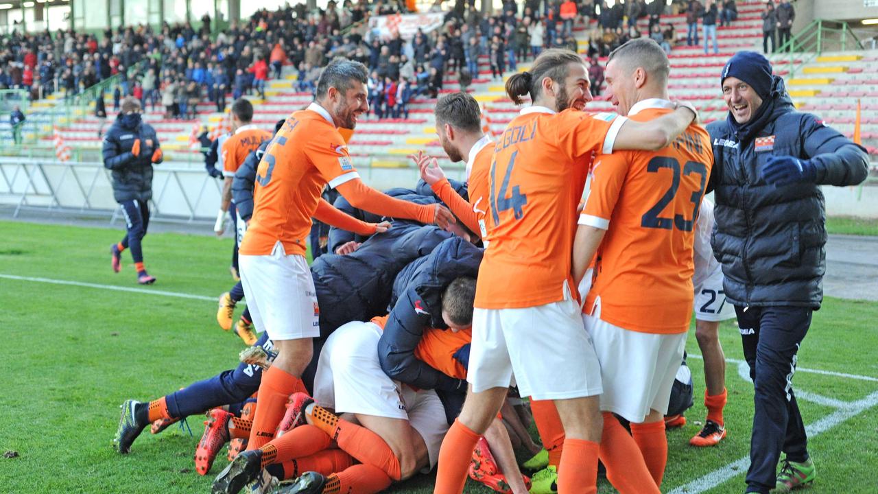 La gioia dei giocatori arancioni dopo il gol di Hamlili