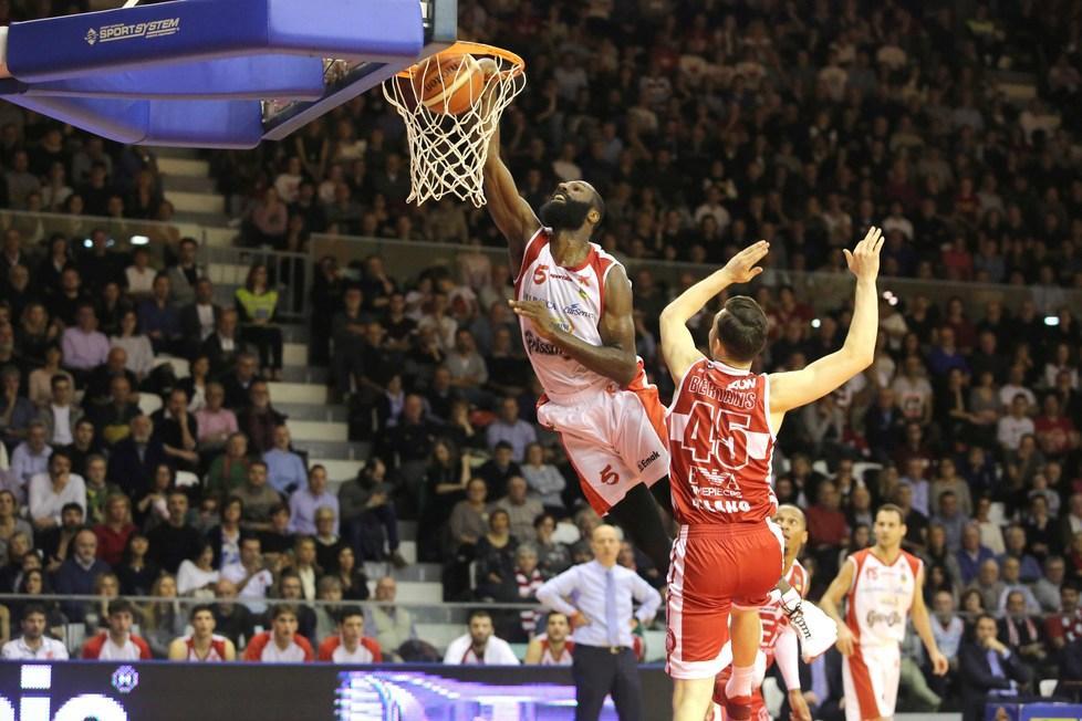 La Grissin Bon si arrende all'ultimo tiro contro Milano (71-72)