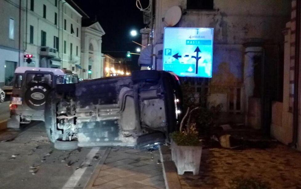 Auto si ribalta lungo l'Aurelia