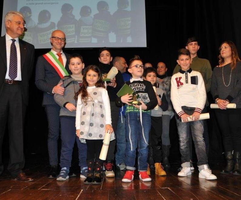  La consegna delle borse di studio ai bambini
