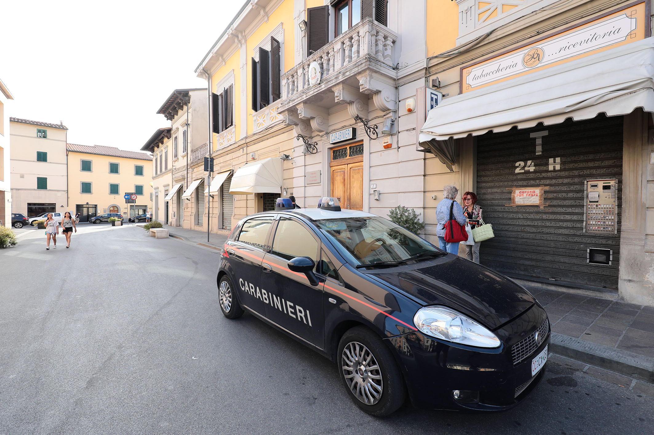 La stazione dei carabinieri di Fucecchio (foto d'archivio)