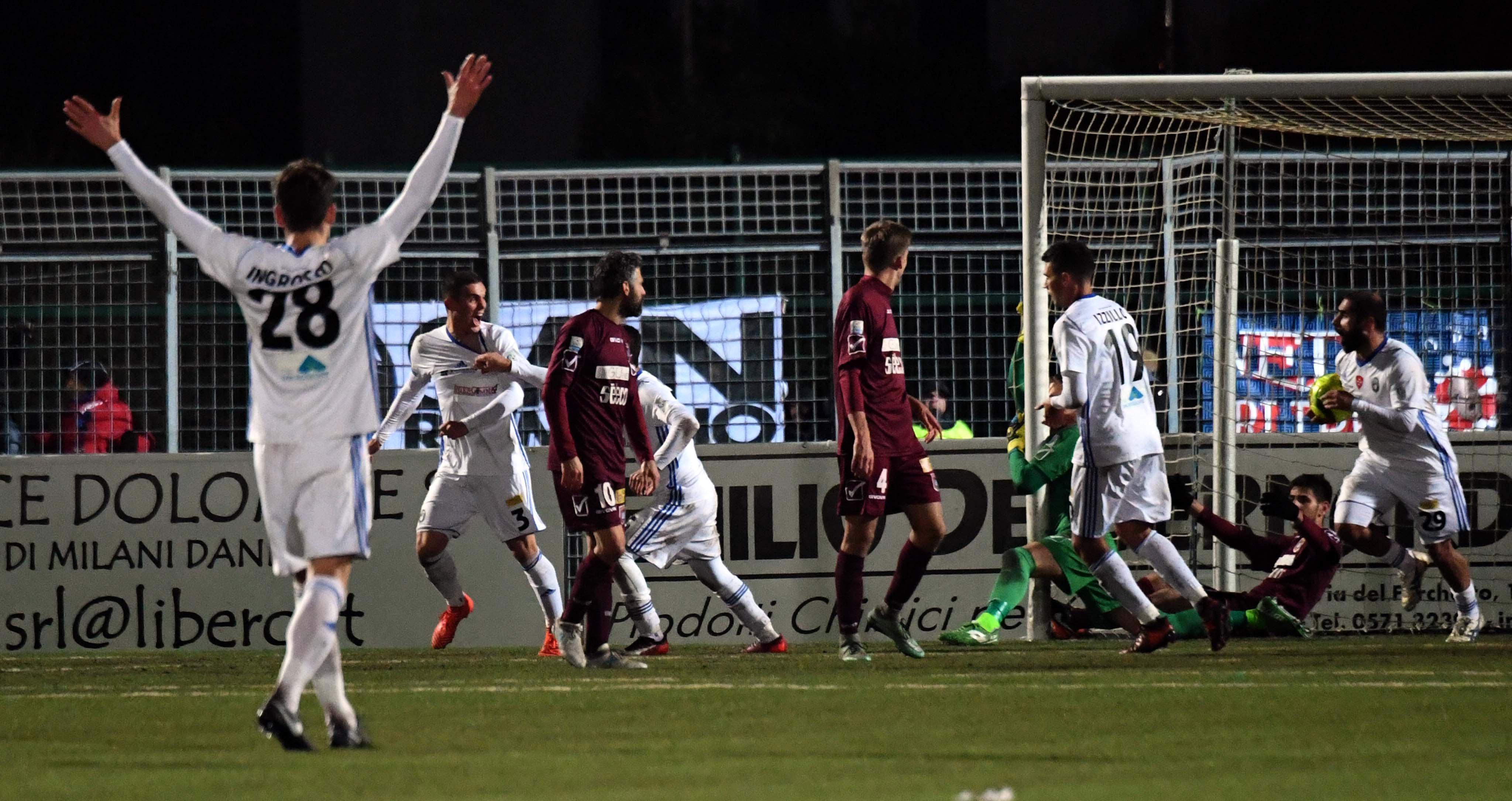 L'esultanza dei nerazzurri (foto Silvi)