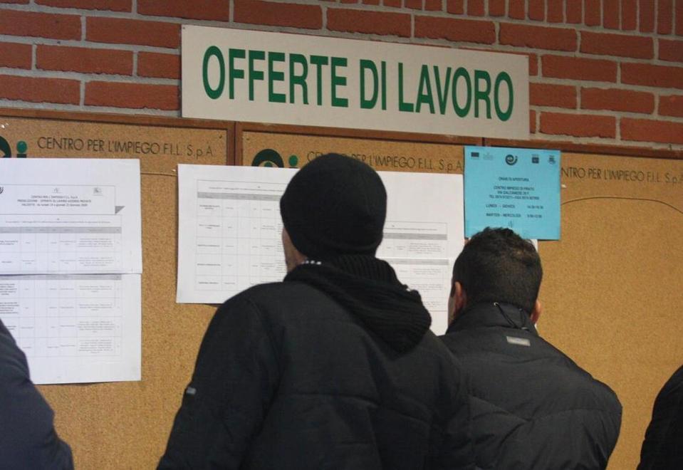 Persone consultano le offerte di lavoro