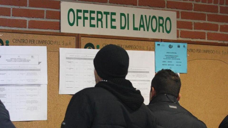 Persone consultano le offerte di lavoro