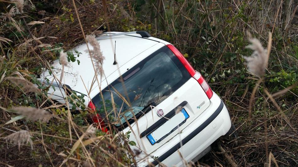 Suocera e nuora nel fosso in superstrada
