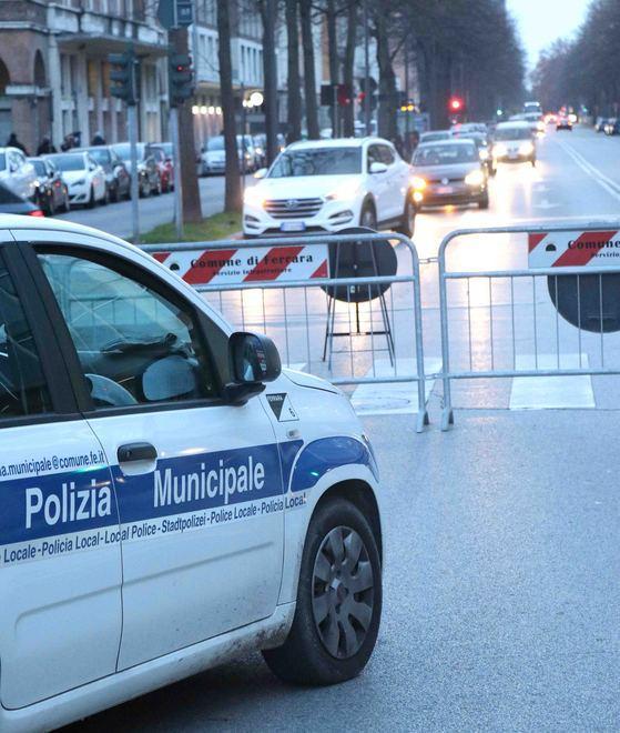 Acceso ieri l’albero in centro Più posti per parcheggiare