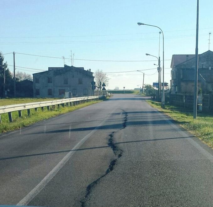 Proteste dei residenti per la strada dissestata 
