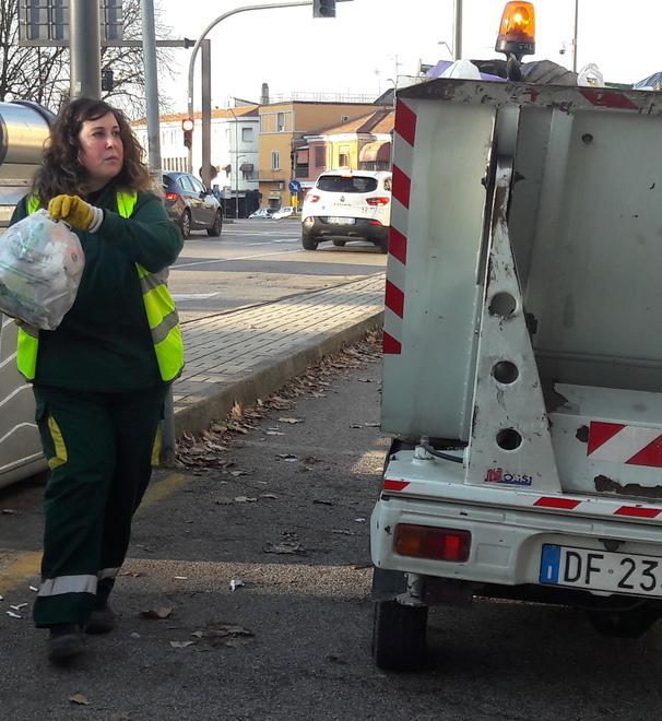 Aumentano i rifiuti a terra e i passaggi per la pulizia delle isole ecologiche 
