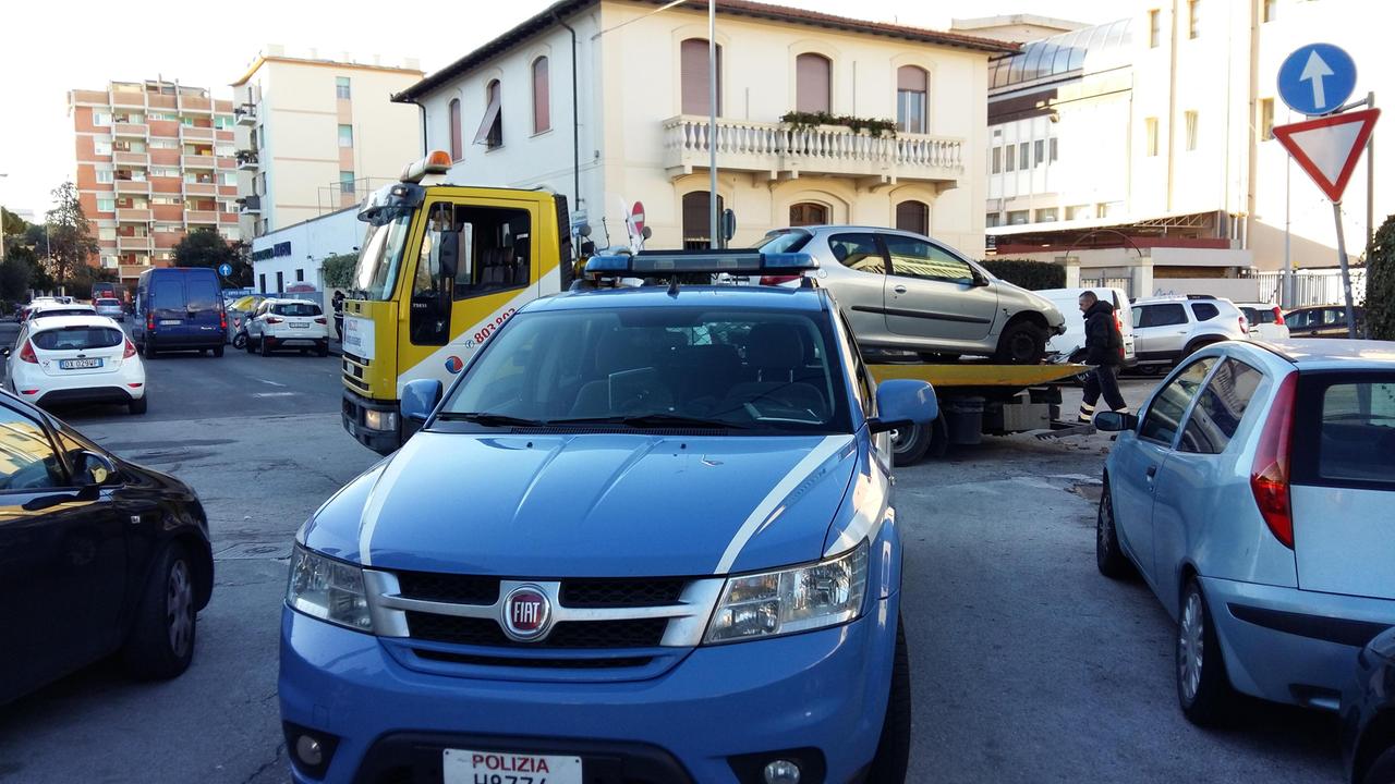 Maxi rimozione di mezzi senza revisione, né assicurazione. E ne spunta uno rubato