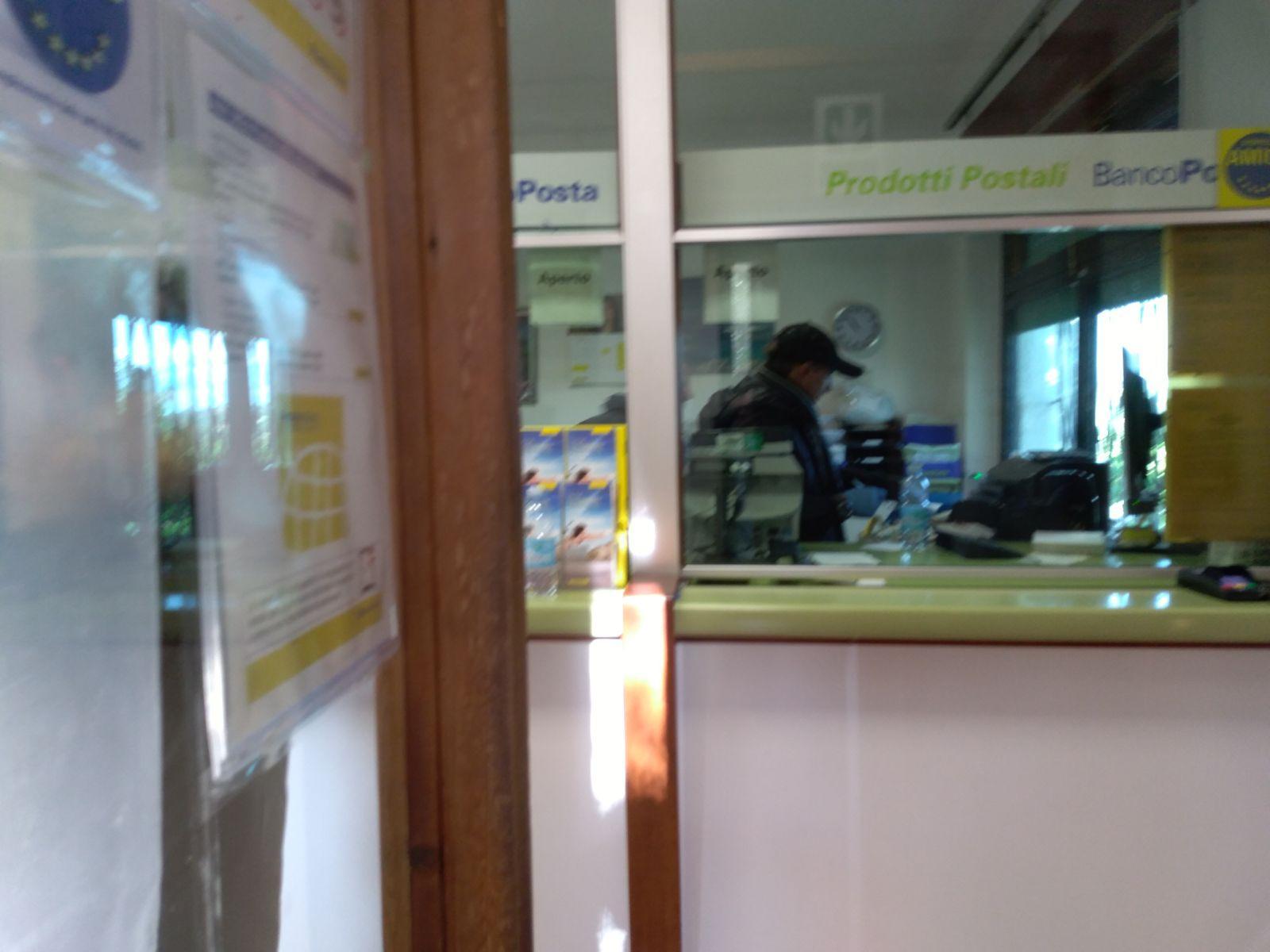 I rilievi all'interno dell'ufficio postale