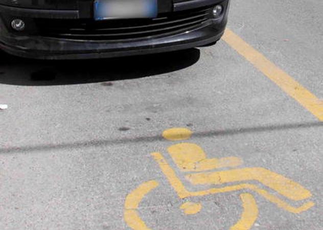 Stop alle auto sui posti per disabili a Rosignano