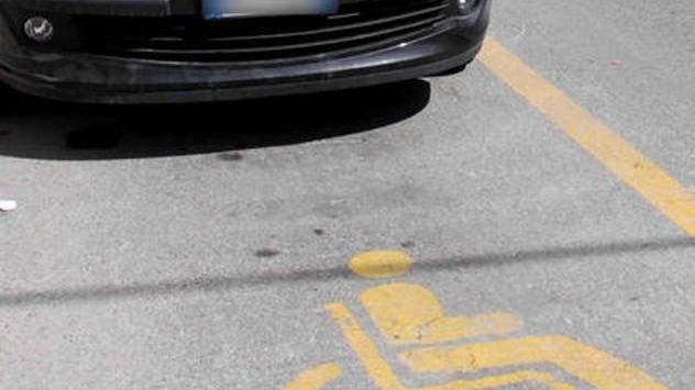 Stop alle auto sui posti per disabili a Rosignano