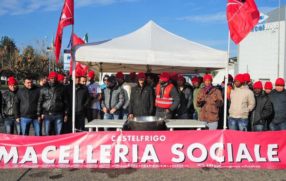 Castelnuovo, la macelleria sociale diventa teatro con gli operai attori 
