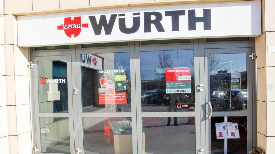 Modena, tombino contro la vetrina e poi saccheggio da Würth