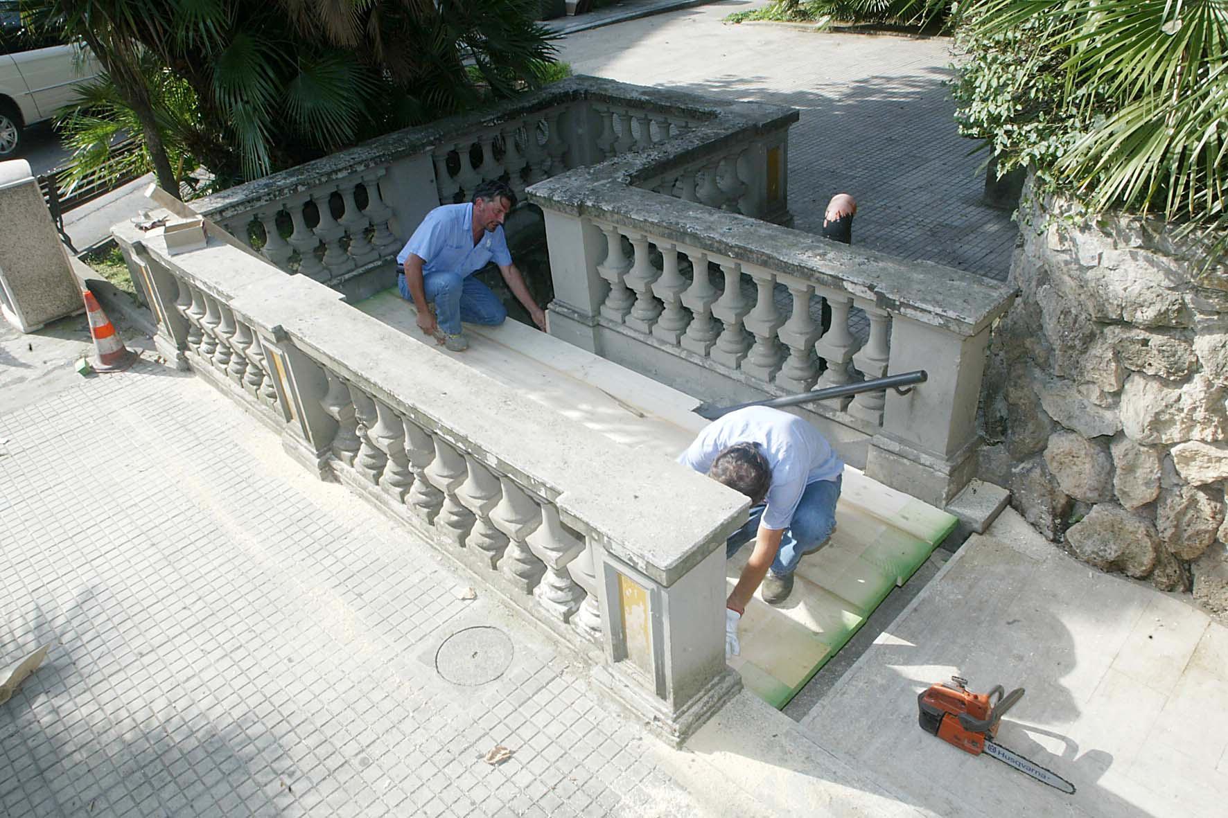 L’ingresso dei bagni pubblici in piazza del Popolo chiuso ormai da dieci anni 