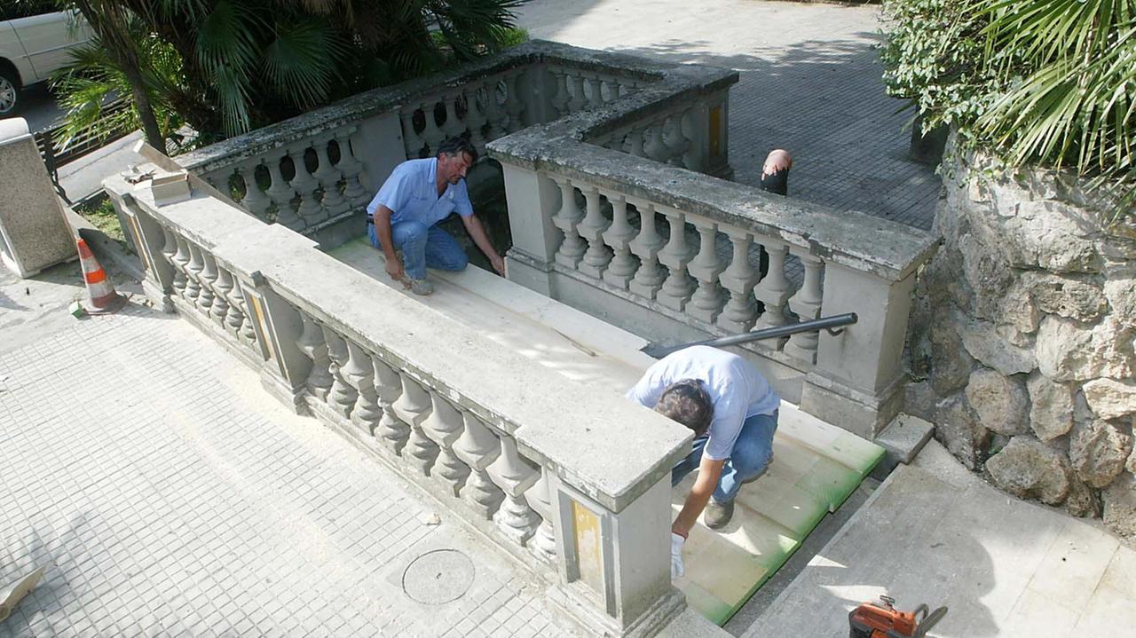 L’ingresso dei bagni pubblici in piazza del Popolo chiuso ormai da dieci anni