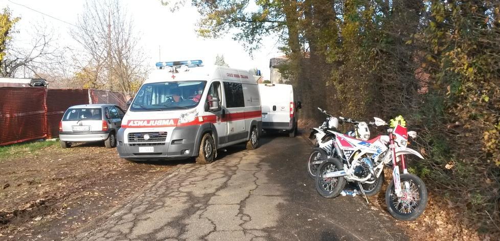 Curva pericolosa, travolti due ragazzini con le moto